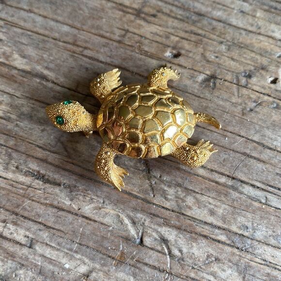 Beautiful Turtle Brooch with Green Emerald Eyes - Picture 3 of 6